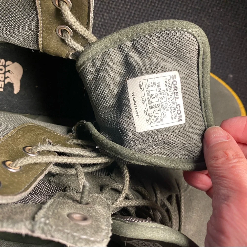 Sorel Women’s GREEN Caribou Waterproof  Boots Suede and Nylon Size 7.5